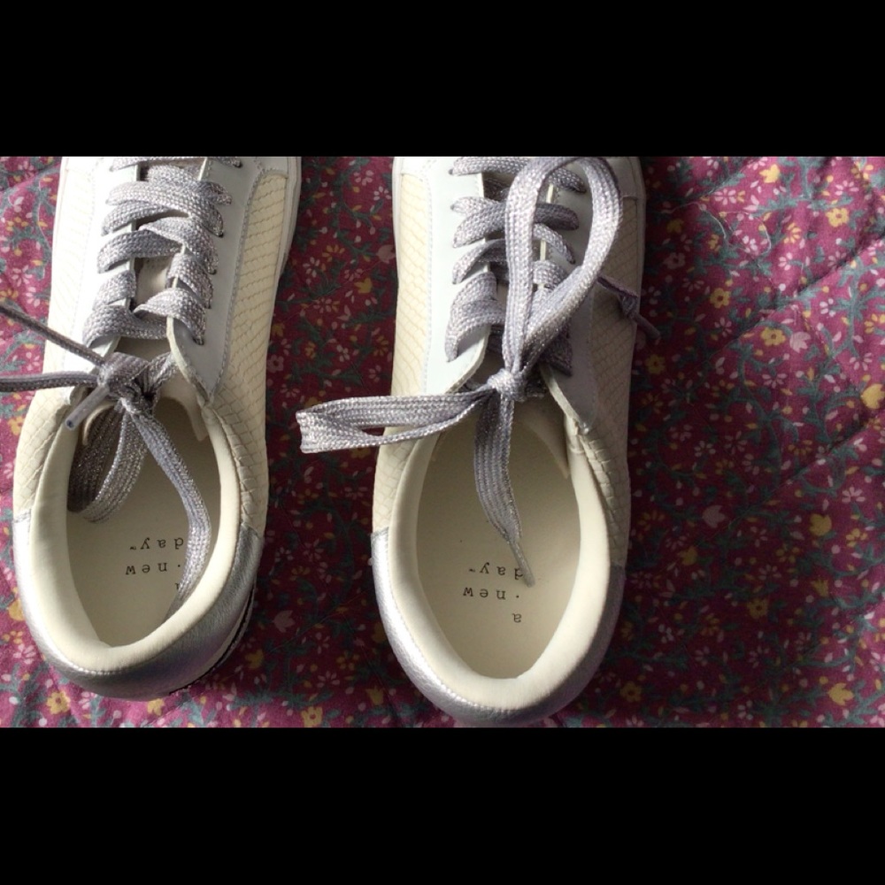 Size 7 tennis shoes